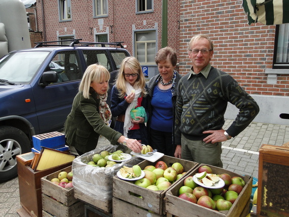 Plosjvroa_en_wereldbollen_in_herfelingen__6_