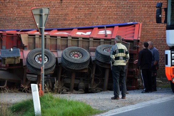 Vrachtwagen_remitrans_kantelt_bever_okt_2013__3_