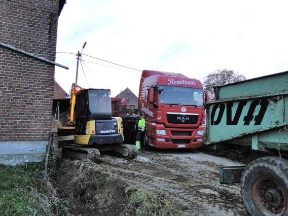 Vrachtwagen_remitrans_kantelt_bever_okt_2013__5_