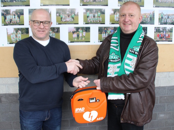 Editiepajot_ingezonden_kfc_wambeek_krijgt_defibrillator_geschonken