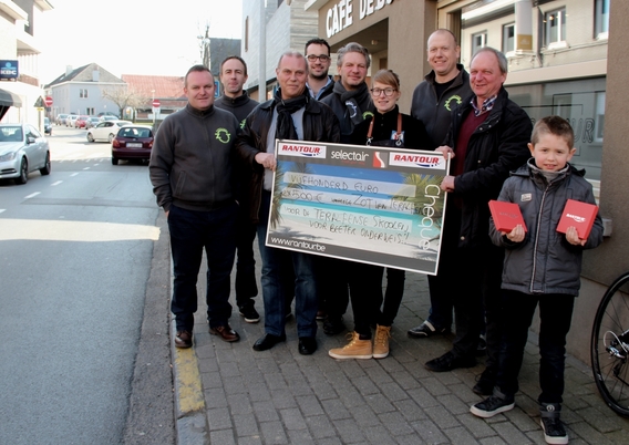 2016-02-28_zot_van_teralfene_overhandigt_cheques_aan_basisscholen___1_a