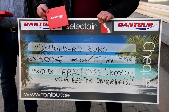 2016-02-28_zot_van_teralfene_overhandigt_cheques_aan_basisscholen___5_