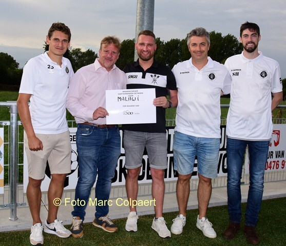 Editie_gooik_voetbal_cheque_malawi__2__kopie_