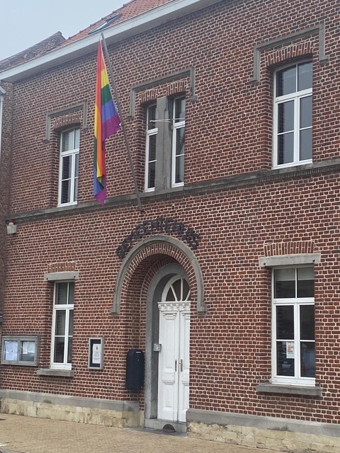 20240517_regenboogvlag_gemeentehuis_pepingen_idahot