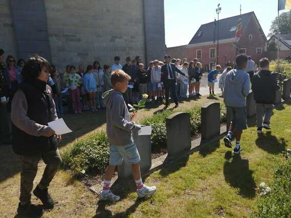 Kinderen_leggen_bloemen