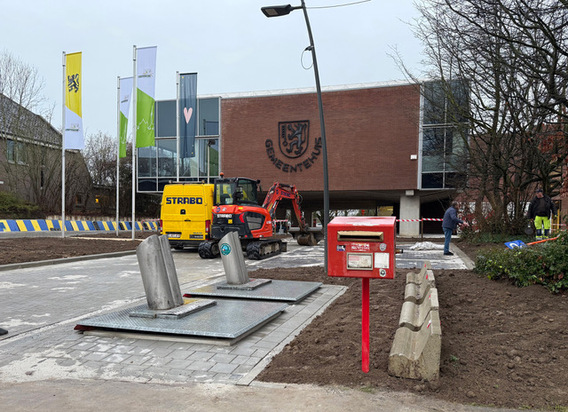 Buitenomgeving-gemeentehuis-glascontainers_parkeerplaatsen