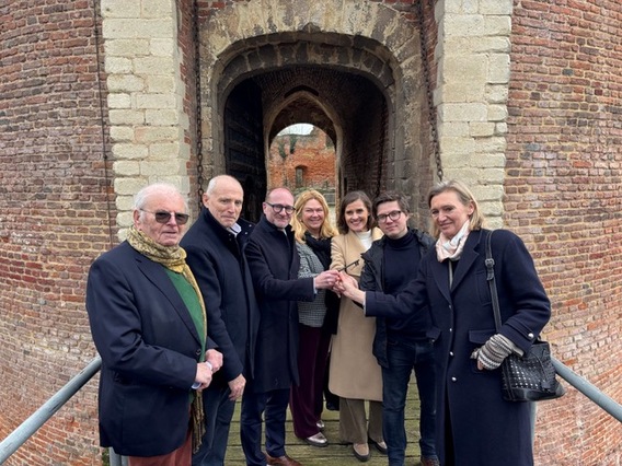 Persfoto_overdracht_erfpacht_kasteel_van_beersel__groot_