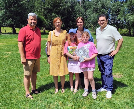 Spring_in__t_veld_bellingen_-_joline_met_strippakket_en_millie_met_dichtbundel