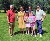 Spring_in__t_veld_bellingen_-_joline_met_strippakket_en_millie_met_dichtbundel_nieuwsbrief