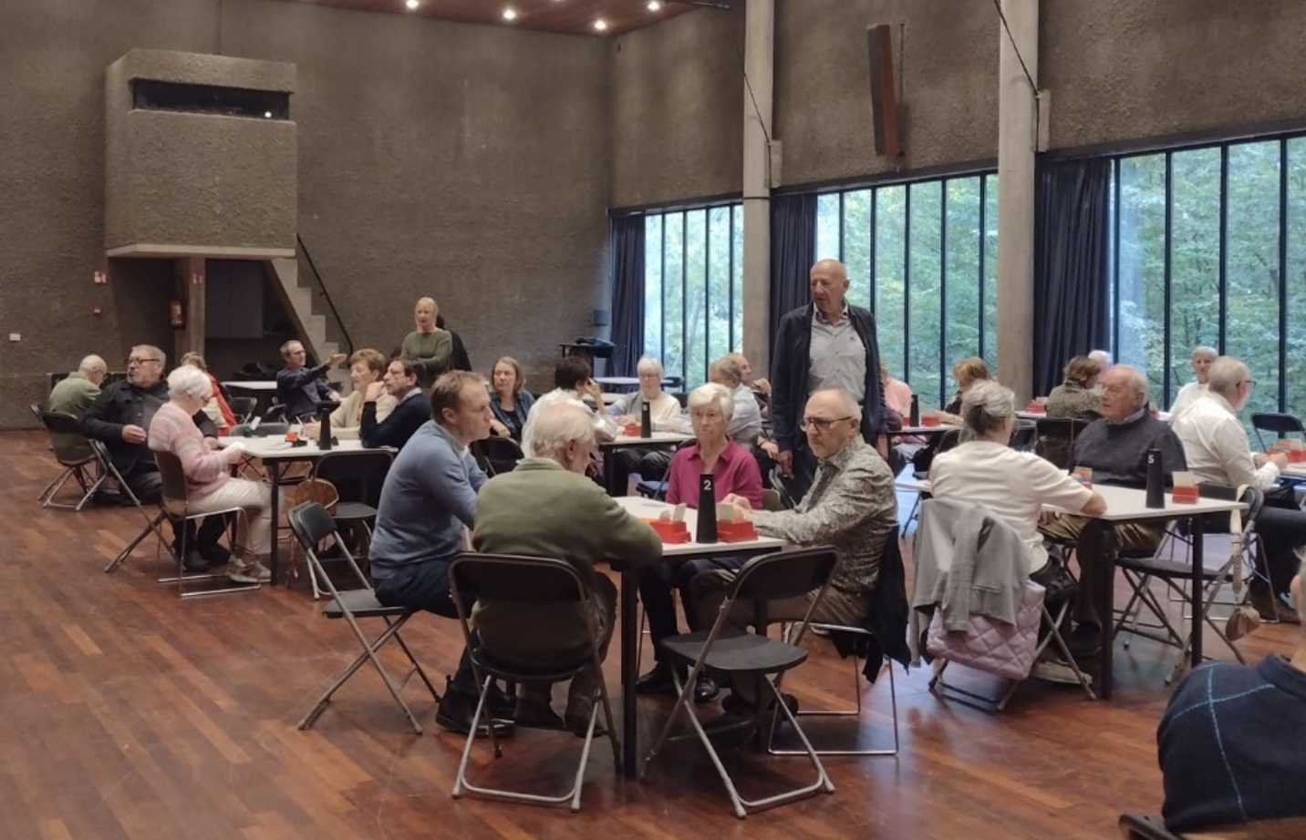 Sfeerbeeld maandelijkse apero-bridge op zondag