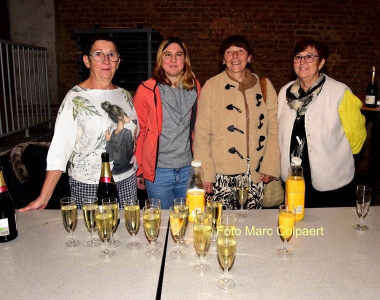 Marie-Rose, Sandy, Marianne en Micha zorgden voor het nodige vocht.- Foto Marc Colpaert