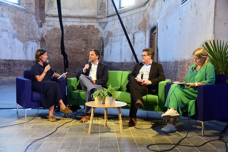op de sofa