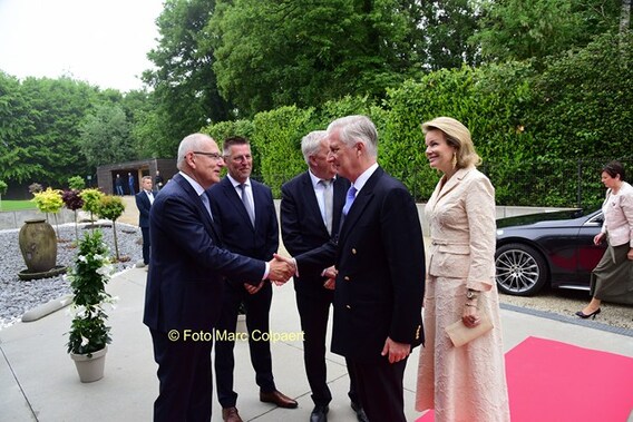 Hugo Thienpont kreeg een hand van de Koning.- Foto Marc Colpaert