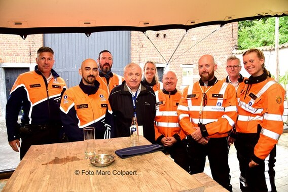 Voorzitter Guido Debleser samen met de  motards op de foto.- Foto Marc Colpaert