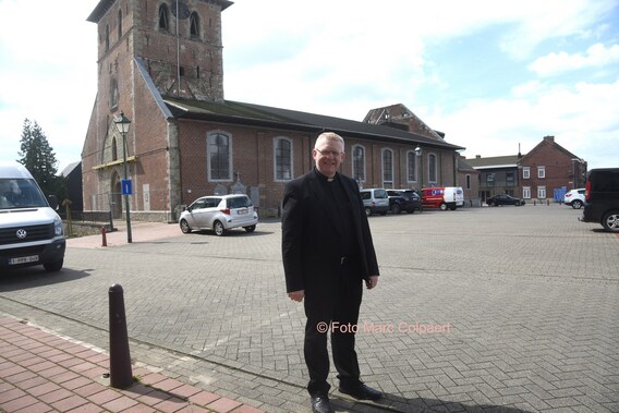 Pastoor Penne voor de kerk in 2018.- Foto Marc Colpaert