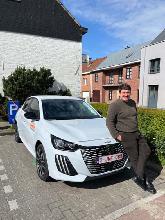 Schepen Samuel Billens bij de nieuwe wagen