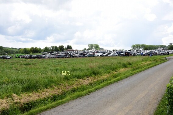Er stonden nogal wat wagens op de parking.- foto Marc Colpaert