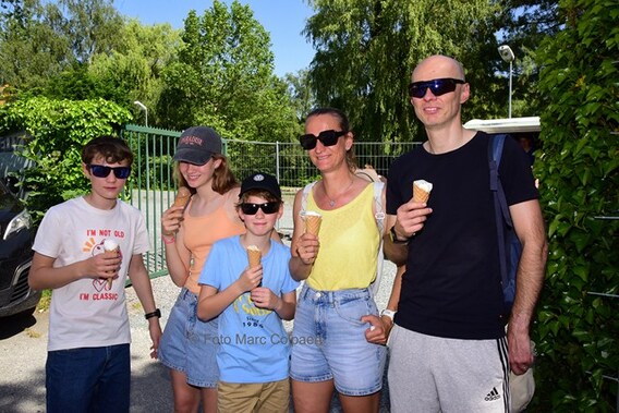 Het hele gezin met een ijsje.- Foto Marc Colpaert