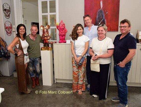 Thierry en Vera met bezoekers.- Foto Marc Colpaert