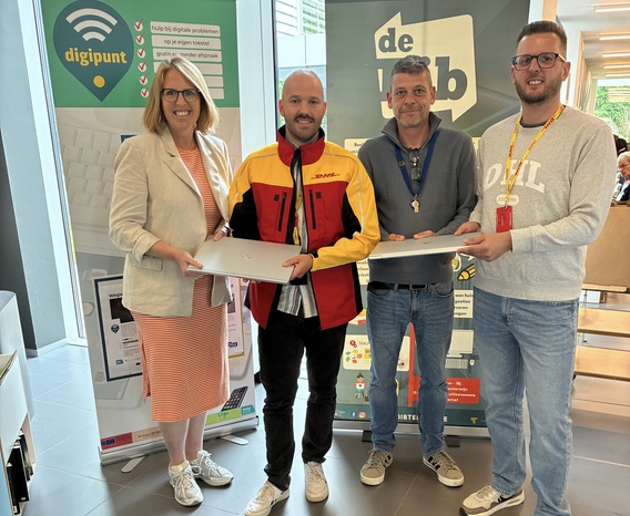 Van van links naar rechts: Karolien Huylebroek (schepen Ternat)  - Thomas Van der Elst (DHL) - Thomas Lemmens (Bibliothecaris Ternat)  - Kim Servranckx (DHL)