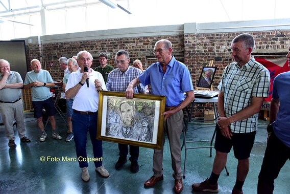 De Chiro kreeg nog een mooi kunstwerk om in hun lokaal te hangen.- Foto Marc Colpaert