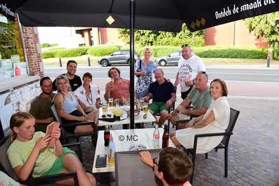 Feest in Vollezele.- Foto Marc Colpaert