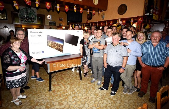 Tien jaar geleden kregen ze een tv als geschenk, dit jaar een optreden van Bart. Foto archief marc colpaert