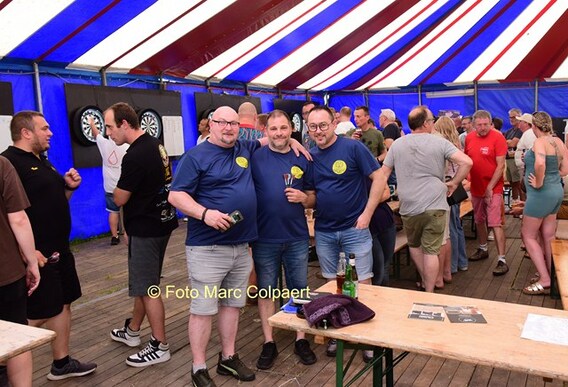 Een gezellige sfeer in de tent.- Foto Marc Colpaert