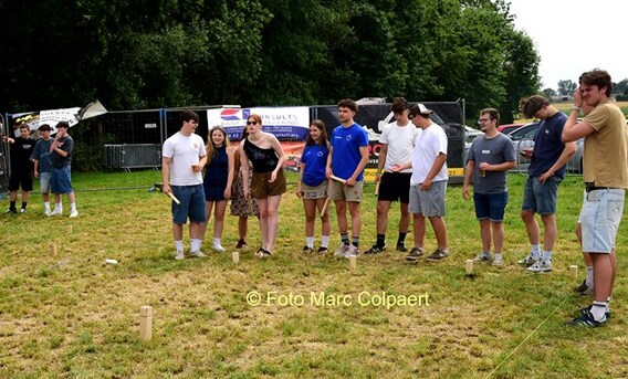 Achter de tent werd er een wedstrijdje kubb gespeeld.- Foto Marc Colpaert