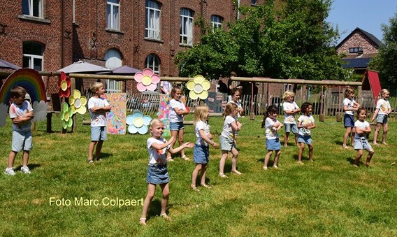 Nog een foto van het schoolfeest in de tuin van de school.- Foto Marc Colpaert