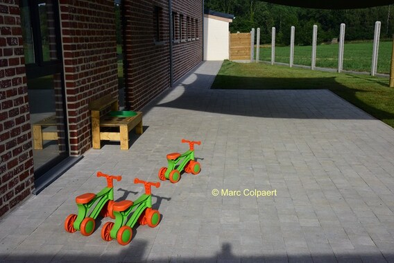 Er is ook een terras en tuin.- Foto Marc Colpaert