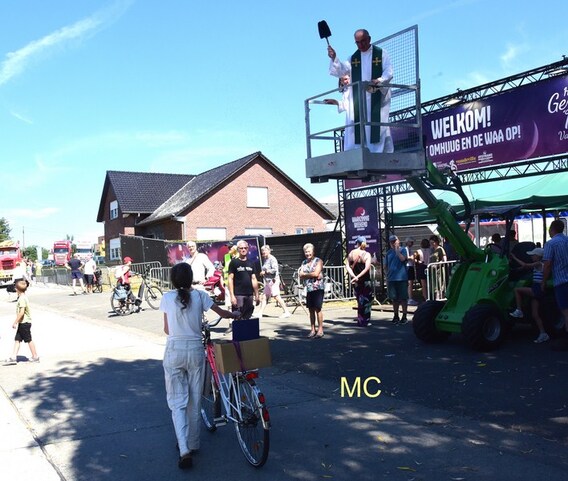 Reinhilde en haar fiets werden gewijd.- Foto Marc Colpaert
