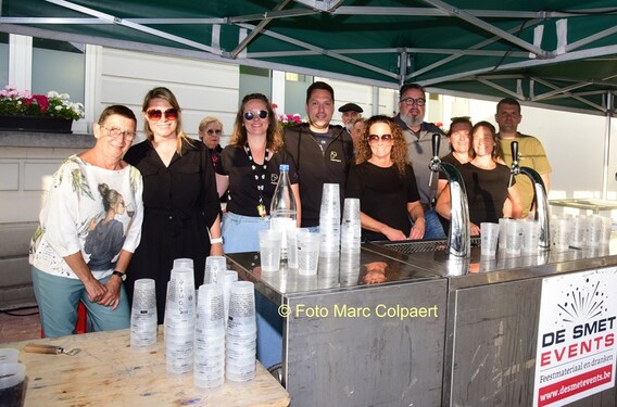 Vrijwilligers achter de bar.- Foto Marc Colpaert