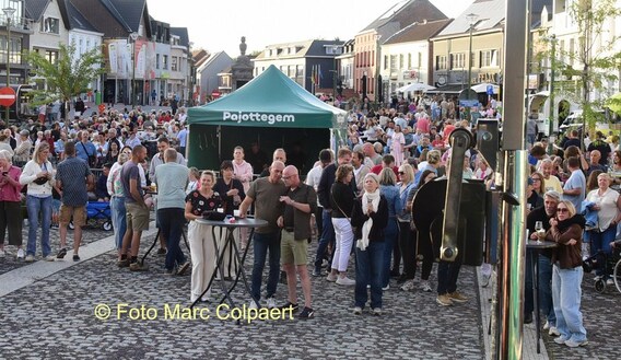 Veel volk in het centrum.- Foto Marc Colpaert