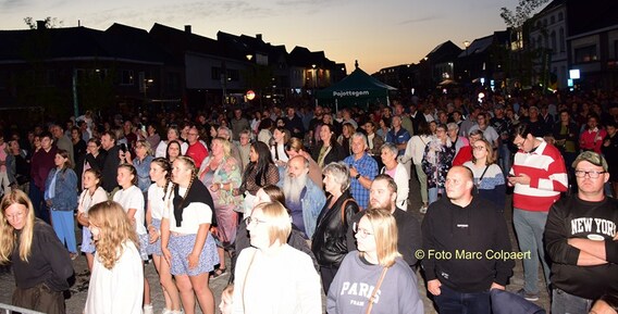 Heel veel volk voor het podium.- Foto Marc Colpaert