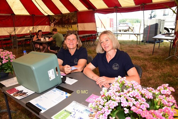 Ann en Erika zitten aan de kassa.- Foto Marc Colpaert