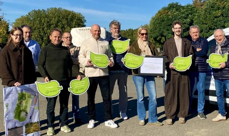 Burgemeester Inrs Swaelens en milieuschepen Rutger Belsack waren erbij op de parking van de begraafplaats van Wambeek die onthard wordt