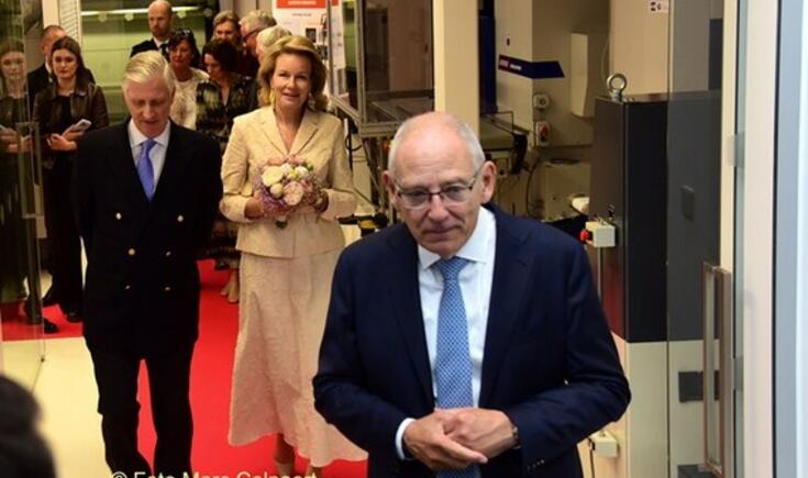 Hugo Thienpont mocht de vorsten rondleiden in Photonics.- Foto Marc Colpaert