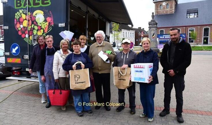 Op het Marktplein werden de winnaars van de actie Maand van de  markt getrokken.- Foto Marc Colpaert 