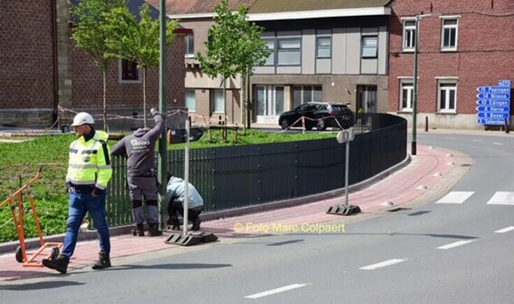 De nieuwe omheining wordt geplaatst.- Foto Marc Colpaert