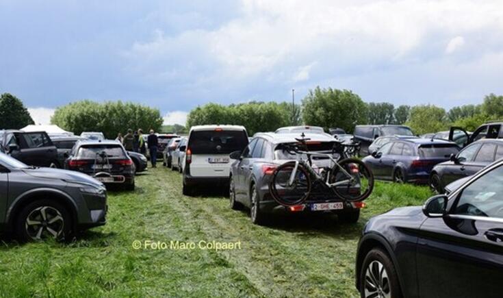 Een totale chaos op de parking.- Foto Marc Colpaert