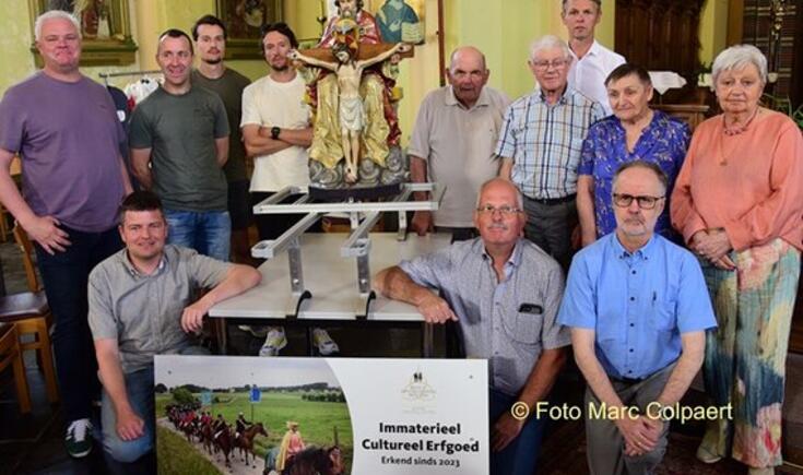 Ze zijn klaar voor de processie.- Foto Marc Colpaert