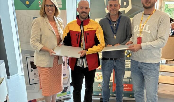 Van van links naar rechts: Karolien Huylebroek (schepen Ternat)  - Thomas Van der Elst (DHL) - Thomas Lemmens (Bibliothecaris Ternat)  - Kim Servranckx (DHL)