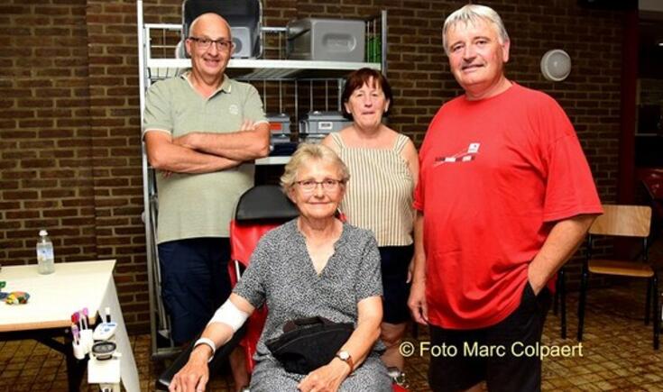Marie Helene zittend met enkele bestuursleden van de Bloedgevers.- Foto Marc Colpaert