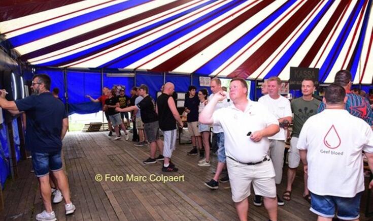 Burgemeester Kristof Cattie deed mee met het darts tornooi.- Foto Marc Colpaert