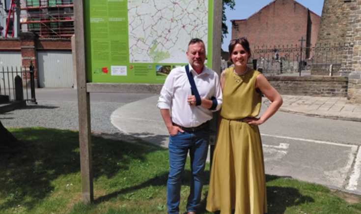 Gedeputeerde Gunther Coppens en schepen Hanneke Agneessens aan het startpunt van de 'Vlaanderen Feest'-wandeling in Pepingen.