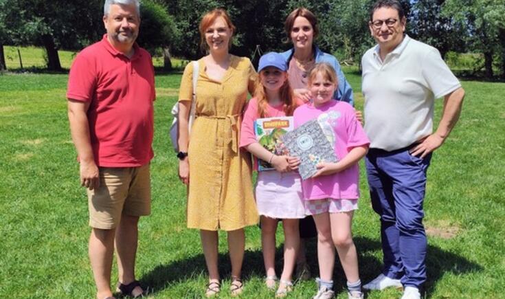 Spring in 't Veld Bellingen - Joline met strippakket en Millie met dichtbundel