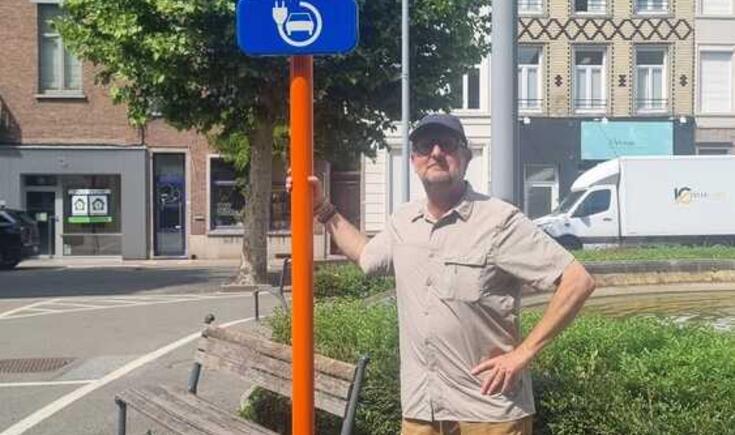Emmanuel Lion bij een laadpaal