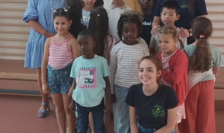 De kinderen met de begeleiders en schepen Merckaert. Foto Marc Colpaert