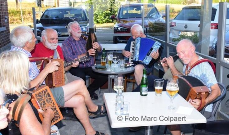 Muziek maken op een terras.- Foto Marc Colpaert